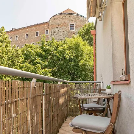 Castle View With Free Parking Apartment *